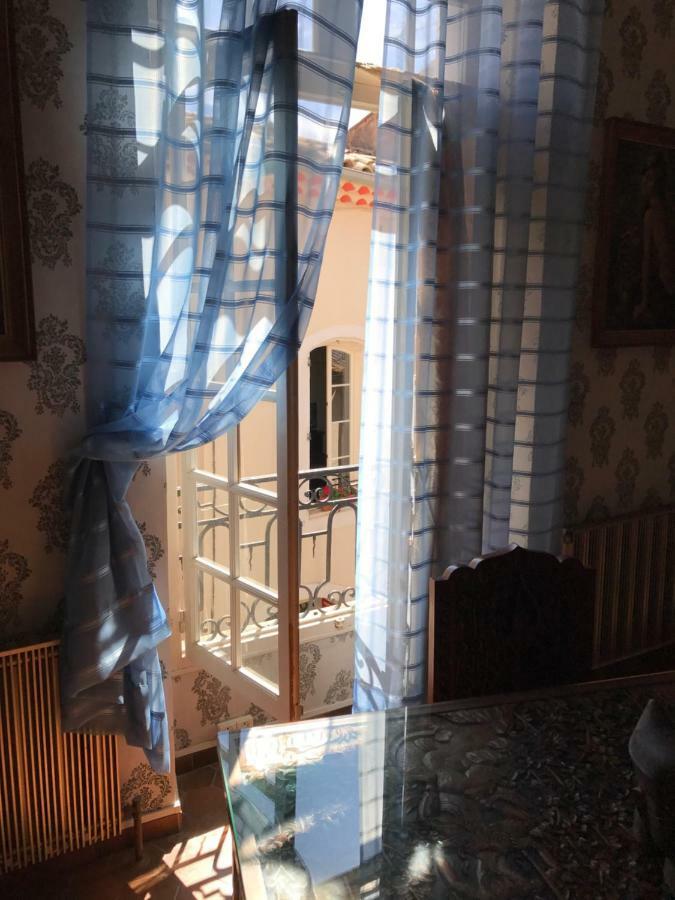 Chez Les Artistes Hotel Servian Exterior foto