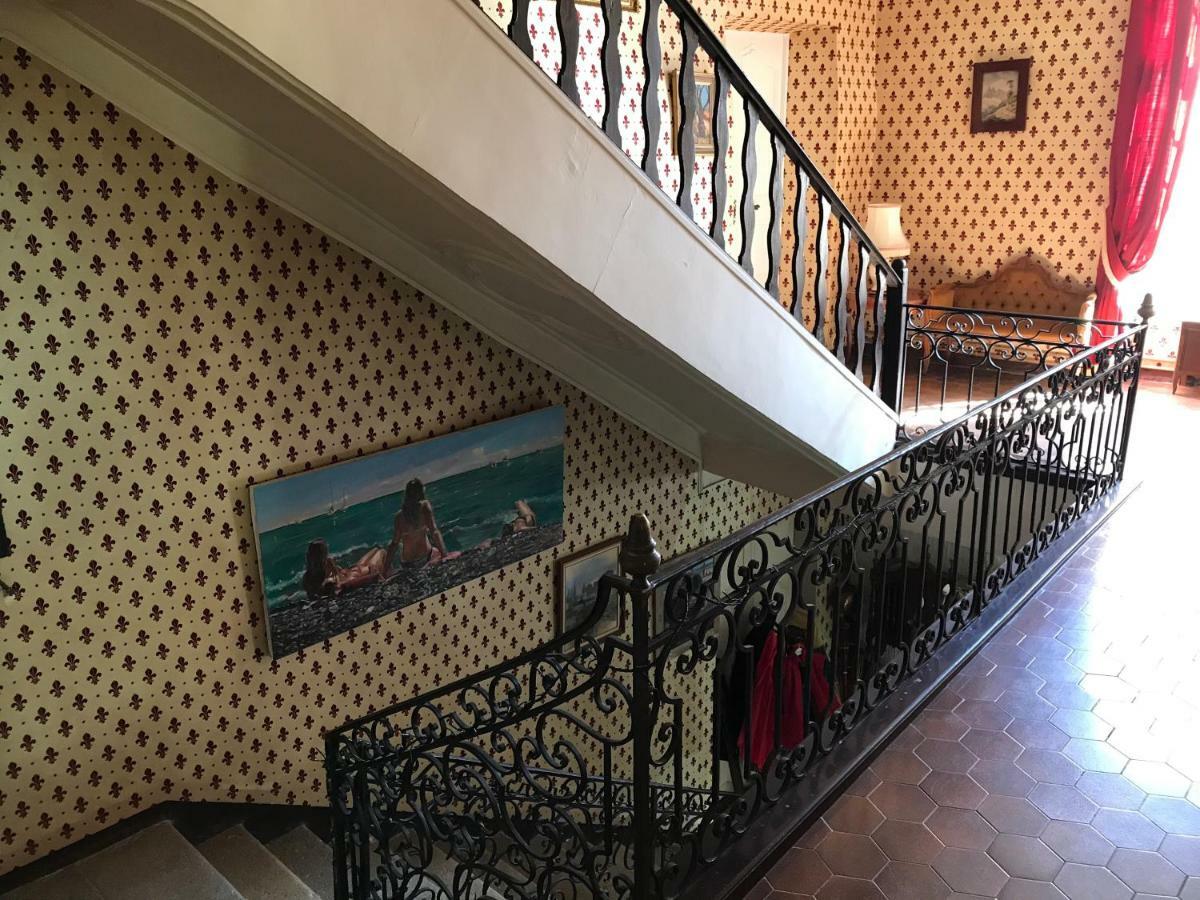 Chez Les Artistes Hotel Servian Exterior foto
